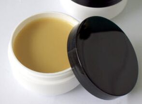 Vaistažolių pagrindu pagamintas tepalas pėdų grybeliui gydyti